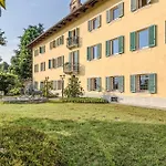 5 Bedroom In To Holiday home Bollengo