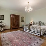 5 Bedroom In To *