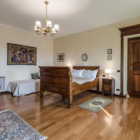 Nyaraló 5 Bedroom In To Bollengo