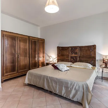5 Bedroom In To Bollengo