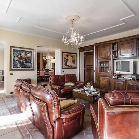 5 Bedroom In To Casa vacanze Bollengo