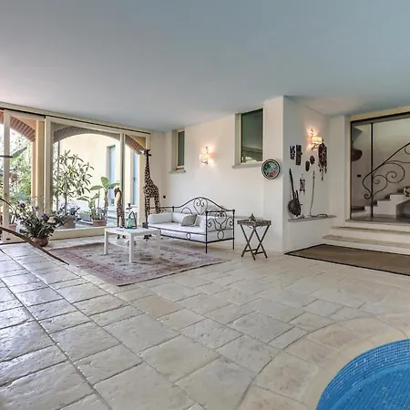5 Bedroom In To Hébergement de vacances *