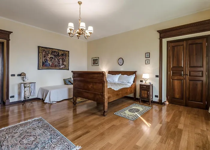 Hébergement de vacances 5 Bedroom In To Bollengo