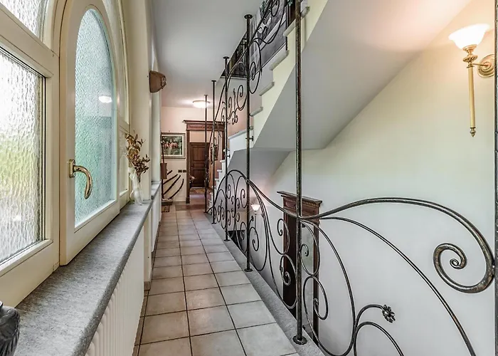 5 Bedroom In To *